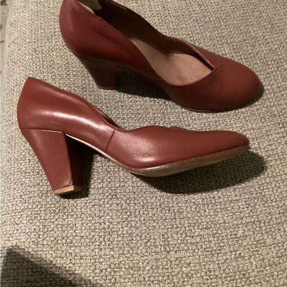 American Duchess Women's Burgundy Heels - Picture 4 of 11